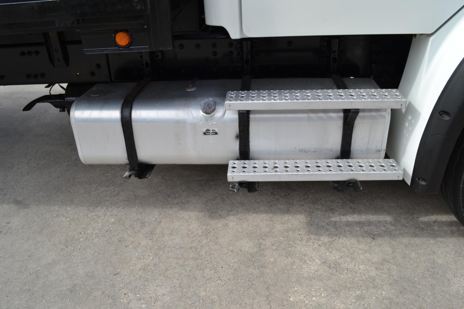 2018 WHITE /BLACK FREIGHTLINER M2-112 with an CUMMINS L9 8.9L 370HP engine, EATON FULLER 10SPD MANUAL transmission, located at 9172 North Fwy, Houston, TX, 77037, (713) 910-6868, 29.887470, -95.411903 - Photo#8